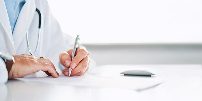 médecin rédigeant une ordonnance