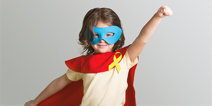 enfant atteint d'un cancer déguisé en super-héros