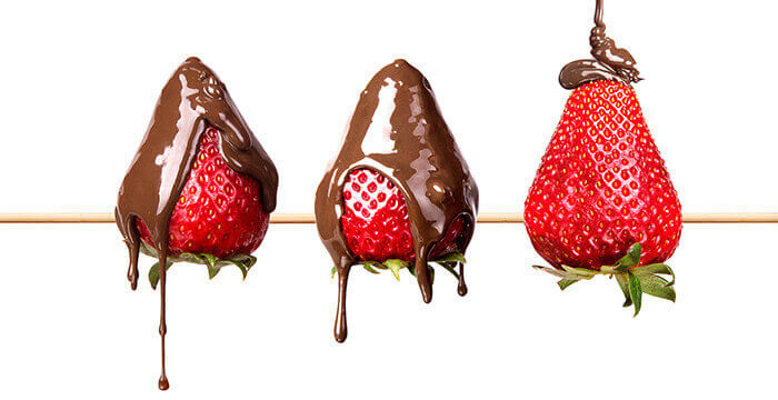 brochette de fraises sur lesquelles coule du chocolat fondu