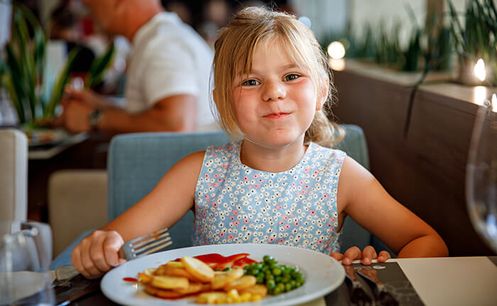 petite fille qui mange un repas équilibré