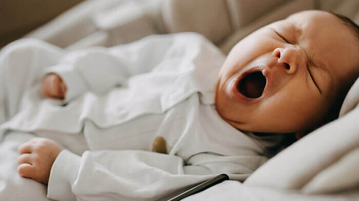 bébé qui se reveille en pleurant car il a faim