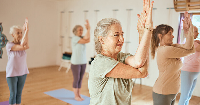 groupe de femmes senior pratiquant une séance de yoga