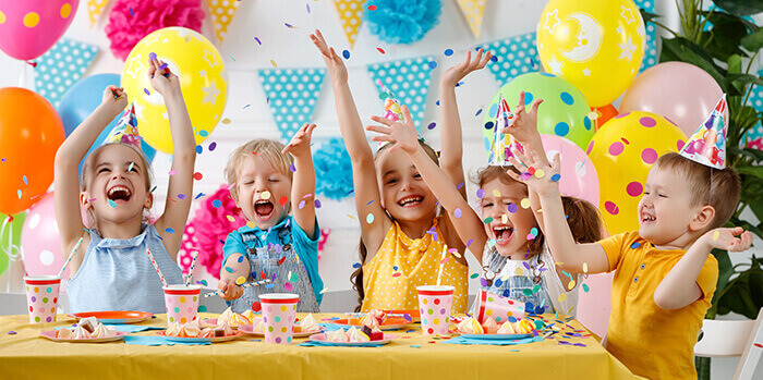 enfants à un gouter d'anniversaire
