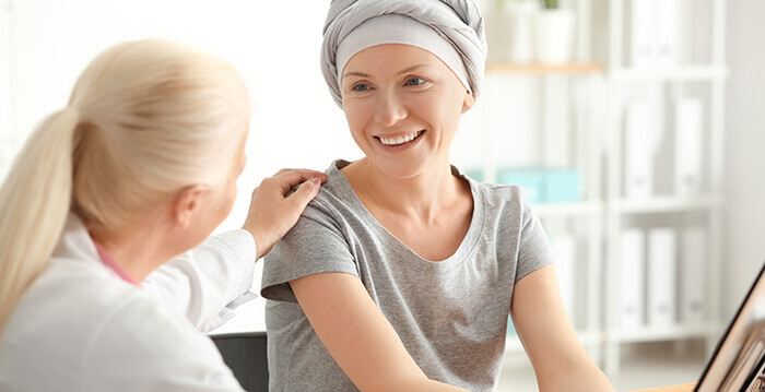 femme atteinte d'un cancer en consultation avec une psychologue