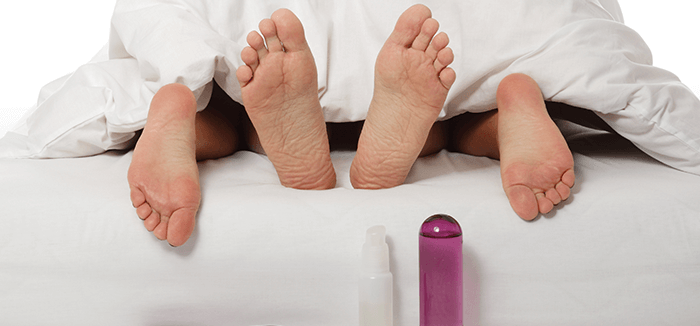 couple de pieds sortant du lit avec un gel lubrifiant en prmier plan
