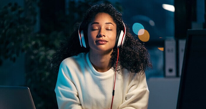 femme se relaxant en éoutant de la musique dans un casque