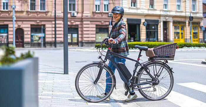 femme en vélo électrique en ville