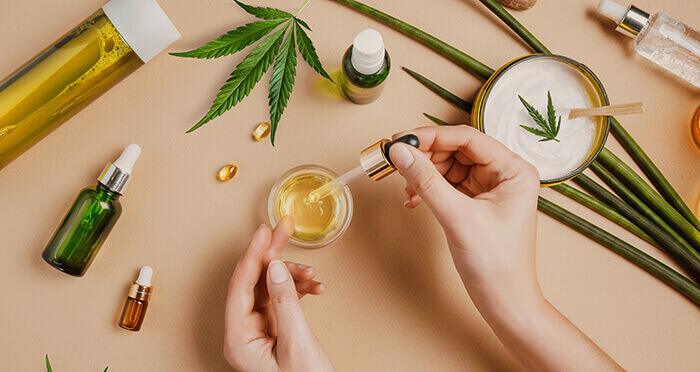 Exemples d'usage de CBD en cosmétique sous forme d'huile ou de crème
