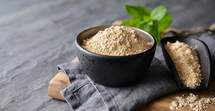 poudre de maca dans un bol noir