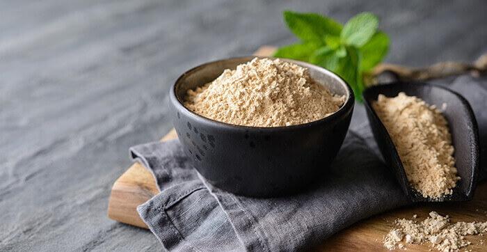 poudre de maca dans un bol noir