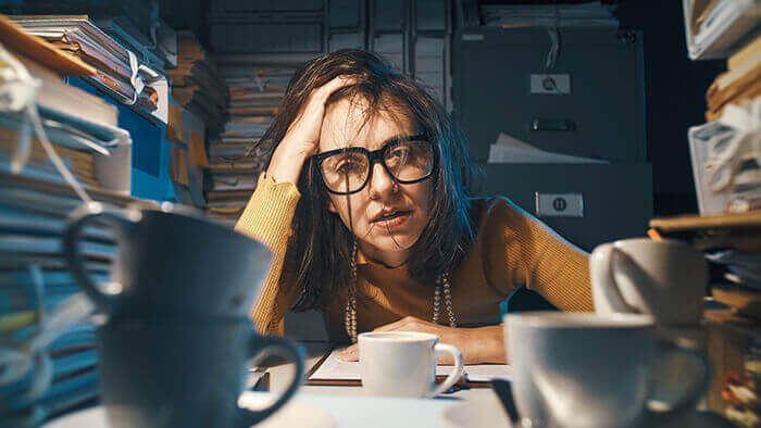 femme éreintée travaillant dans un bureau de nuit