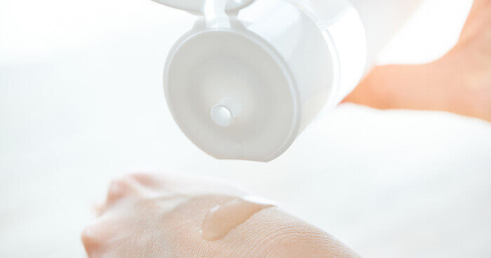 application et évalution de la texture d'une lotion tonique sur le dos d'une main