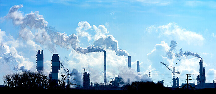 fumée d'usines polluant l'air