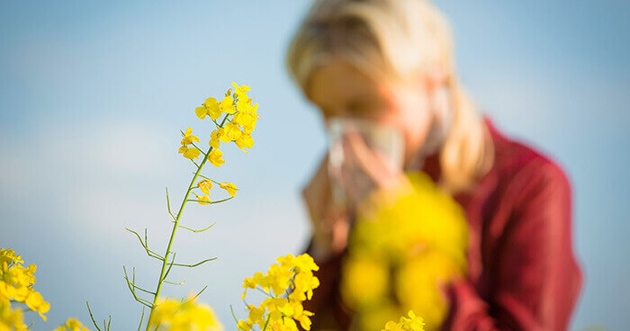 femme souffrant d'allergie