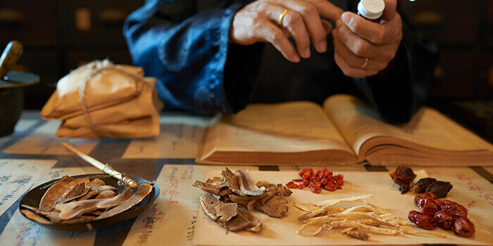 médecin chinois préparant un remède à base de plantes