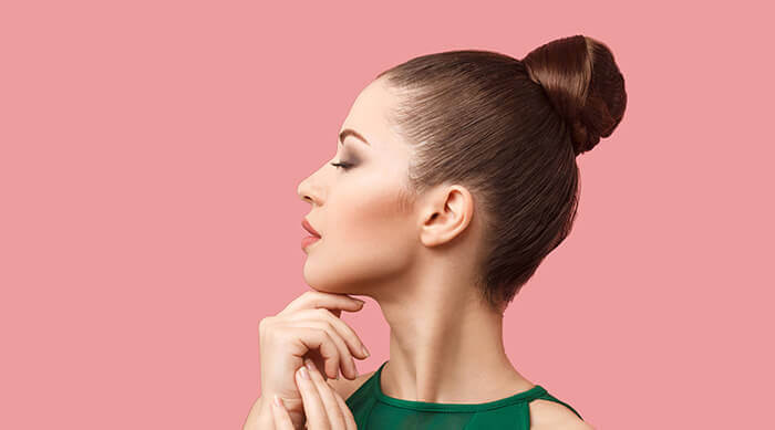 femme coiffé d'un chignon haut