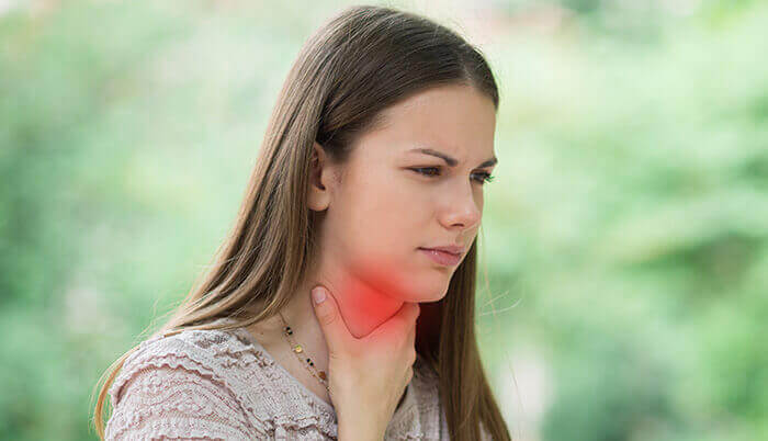 jeune femme souffrant d'un mal de gorge