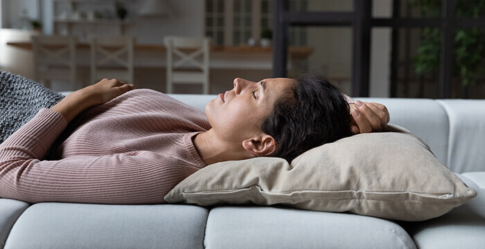 jeune maman faisant une petite sieste sur le canapé