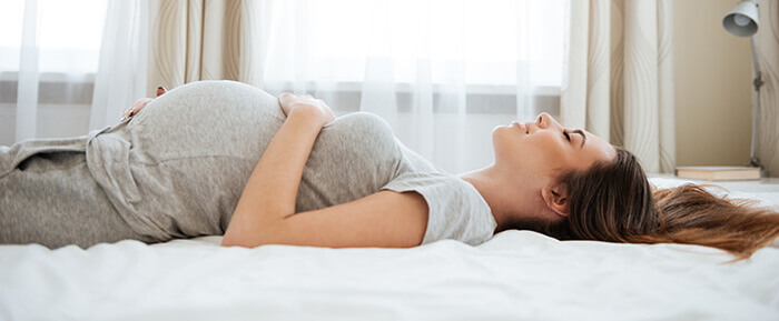 femme enceinte en train de dormir