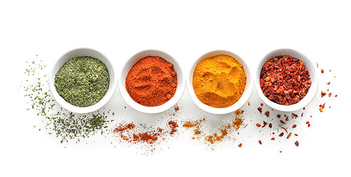 assortiments d'épices dans des petites coupelles blanches, vues du dessus