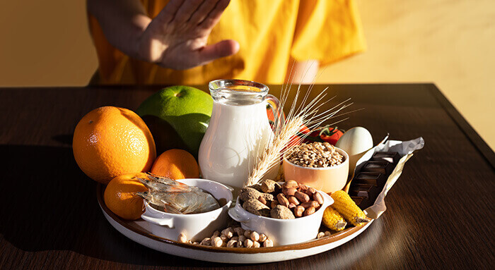 aliments allergène disposés dans un saladier posé sur une table
