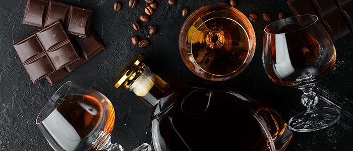 tablettes de chocolat et verres d'alcool sur fond noir