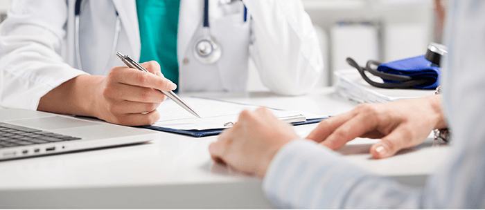 cosultation médicale entre un médecin et un patient