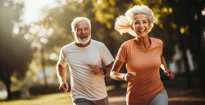 couple de sénior courant en souriant