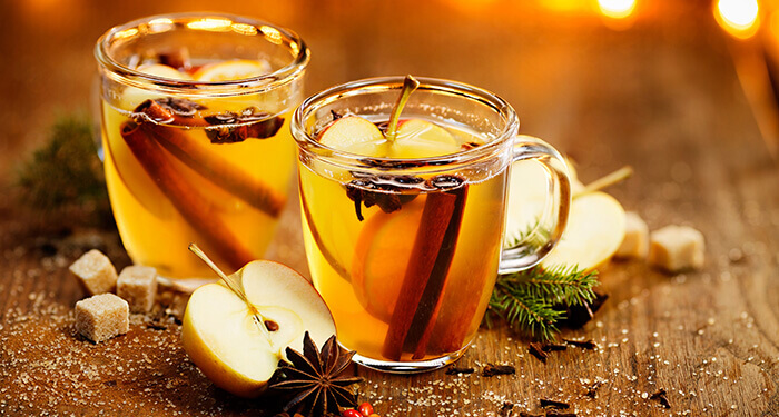 tasses de jus de pomme chaud