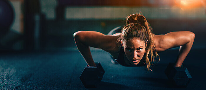 femme en train de faire des pompes
