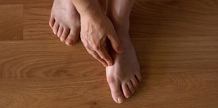 pieds d'homme avec des ongles atteints par une mycose