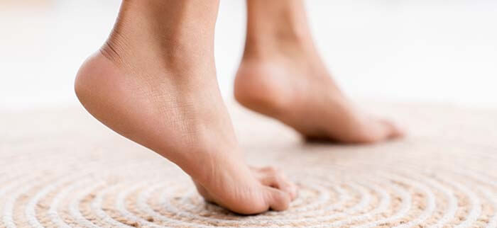 gros plan sur une paire de pieds