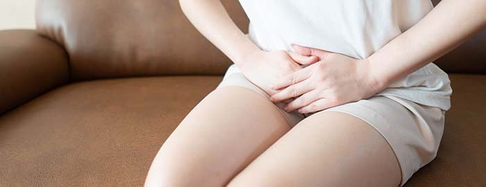 femme gênée par une mycose vaginale se tenant le bas ventre