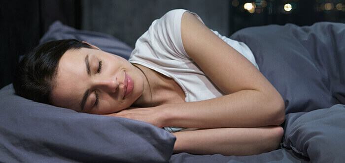 femme dormant paisiblement