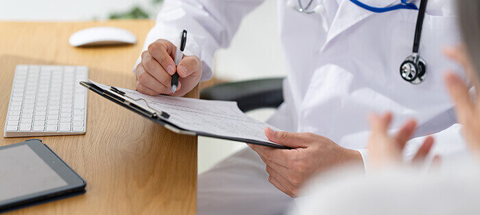 médecin généraliste faisant un point sur le traitement avec un patient