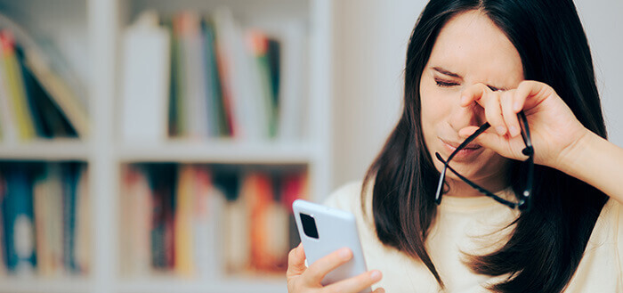 femme se frottant les yeux en raison d'une sécheresse oculaire