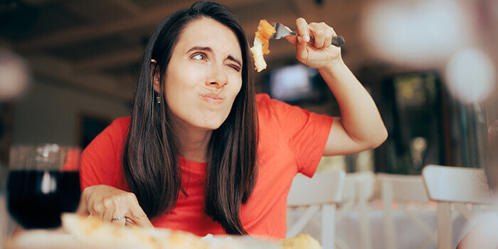 femme détaillant de manière compulsive les aliments au bout de la fourchette