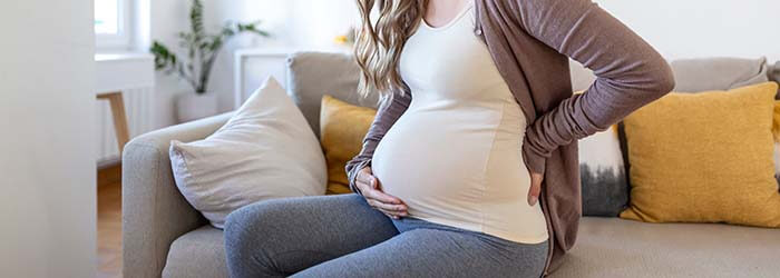 femme enceinte ayant mal au dos