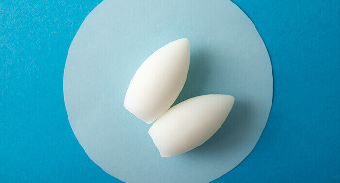 deux ovules antigonfiques sur un fond  bleu