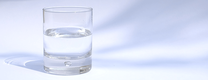 verre d'eau sur fond blanc