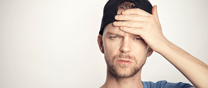 homme ayant mal à la tête