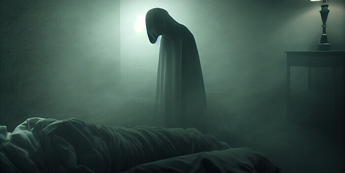 créature mystique au dessus d'un lit