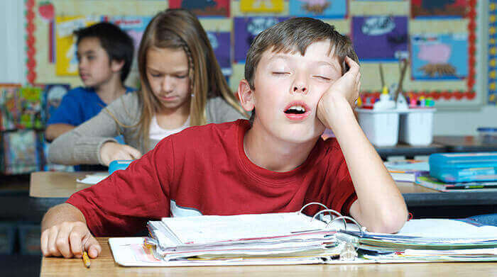 jeune garçon dormant à l'école