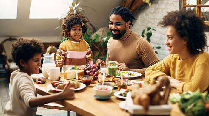 famille prenant un petit déjeuner