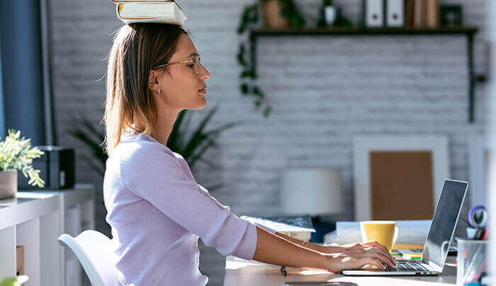 femme adoptant une bonne posture devant son ordinateur