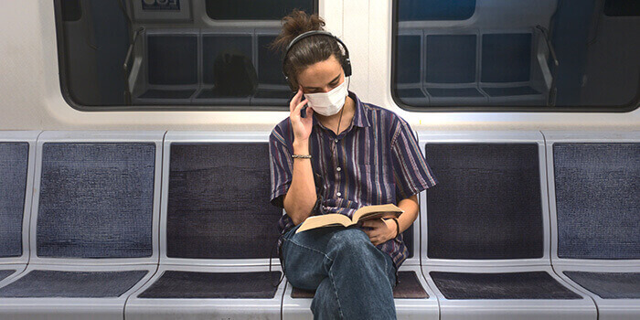 homme lisant dans les transports