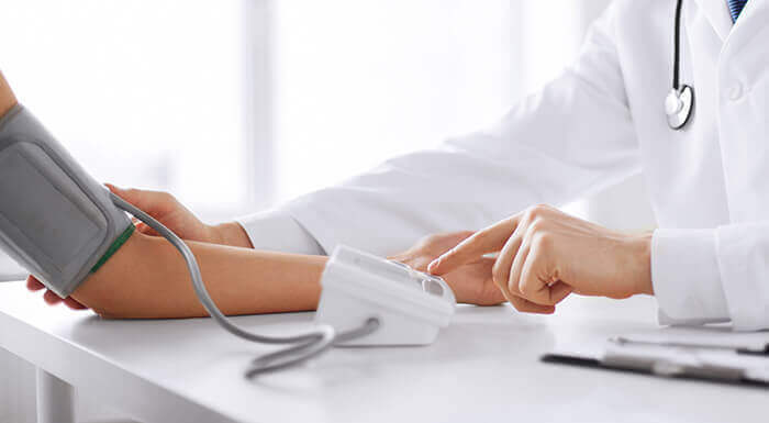 Prise de tension chez le médecin