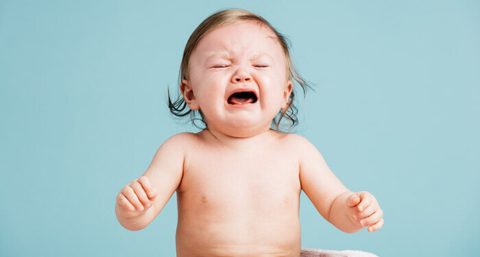bébé qui pleure car il a mal aux dents