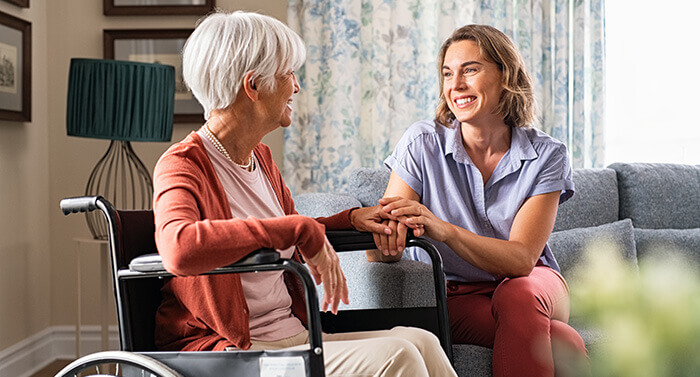 personne âgée dans un fauteuil roulant