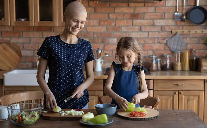 femme atteinte d'un cancer cuisinant avec sa fille